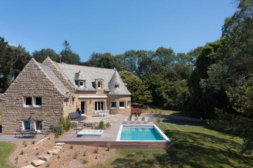 - une vue aérienne sur une maison en pierre avec une piscine dans l'établissement Villa Marine - Proche plage, piscine, jacuzzi, à Erquy