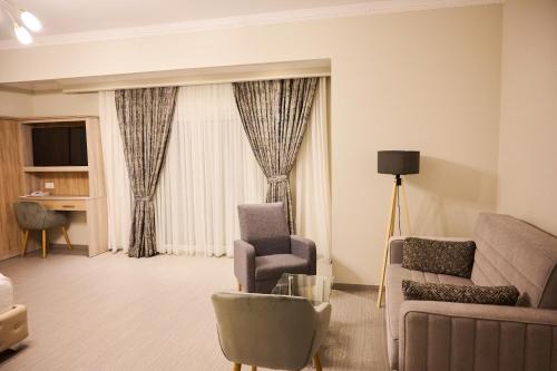 Famissi Suites