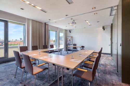 a large conference room with a large table and chairs at Mercure Hotel Hannover Mitte in Hannover
