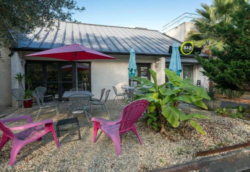 Ein Garten an der Unterkunft B&B HOTEL Niort Sud Venise Verte