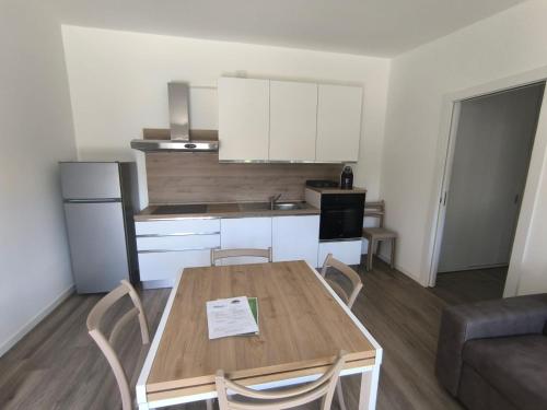 a small kitchen with a table and chairs in a room at BEDE-Bike in Casazza