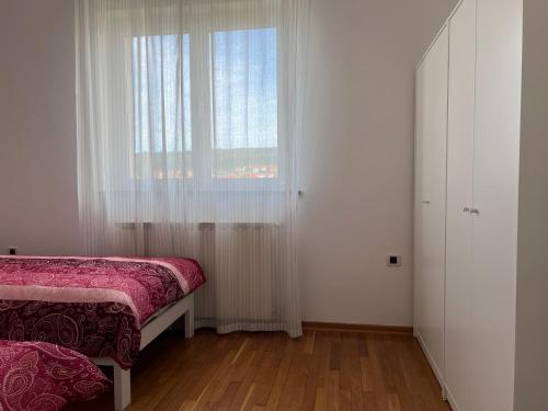 Ένα ή περισσότερα κρεβάτια σε δωμάτιο στο Apartma DaPDa