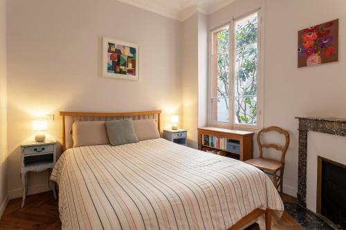 une chambre avec un lit et une cheminée dans l'établissement Berlioz Blue AP4458 by Riviera Holiday Homes, à Nice