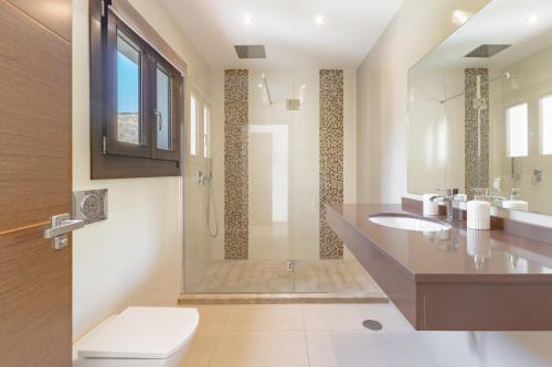 Un baño con ducha, lavabo e inodoro. en Chalet En La Cala De Mijas Costa, en Mijas Costa