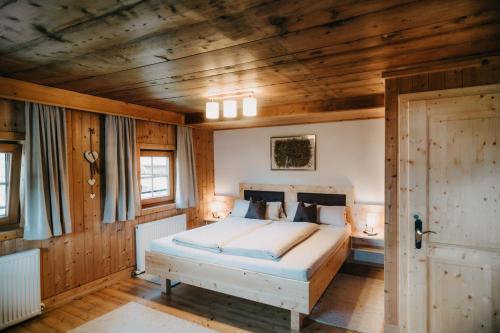 Ένα ή περισσότερα κρεβάτια σε δωμάτιο στο Ferienhaus Innerkienzerhof - Urlaub am Bauernhof