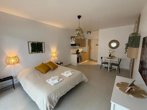Ένα ή περισσότερα κρεβάτια σε δωμάτιο στο Luxury Zen & Love Studio - Proche Paris & Disneyland