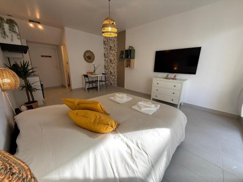 Μια τηλεόραση ή/και κέντρο ψυχαγωγίας στο Luxury Zen & Love Studio - Proche Paris & Disneyland
