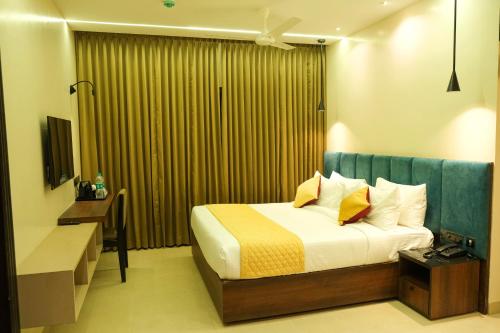 Postel nebo postele na pokoji v ubytování Hotel PK Square Thanjavur