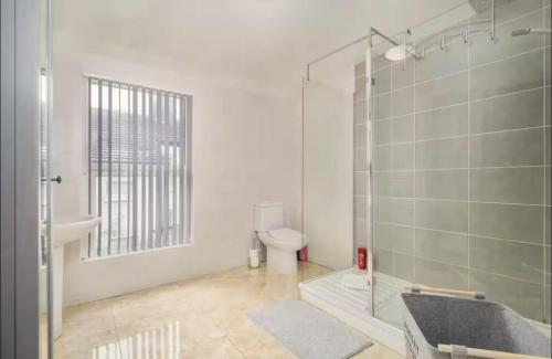 un bagno con doccia, WC e lavandino di The Red Retreat, 7 Beds, Garden, Free Parking, Contractors, Fast Wifi, Smart TV a Liverpool