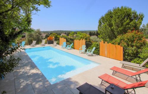 - une piscine avec des chaises longues dans l'établissement La Magnanerie, à Ruoms