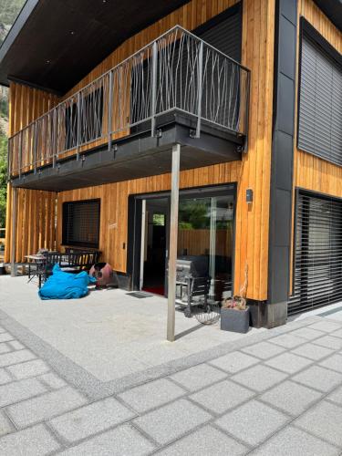 einen Balkon an der Seite eines Gebäudes in der Unterkunft Apart Nomar in Mils bei Imst