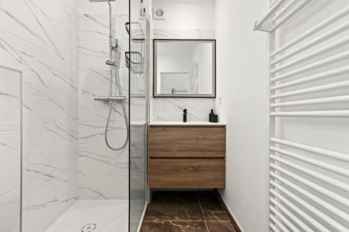 une salle de bain avec un lavabo et un miroir dans l'établissement Studio 890, à Lorgues