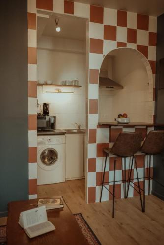 une cuisine avec un mur en damier dans l'établissement Victor Hugo, à Besançon