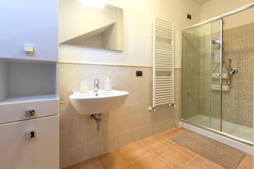 un baño con lavabo y ducha en Villa Marina, en Alghero