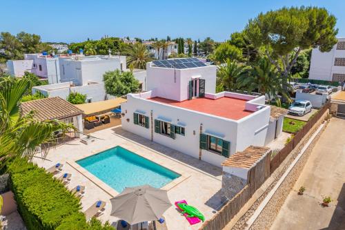 an aerial view of a house with a swimming pool at Casa Carmela in Cacla D'or