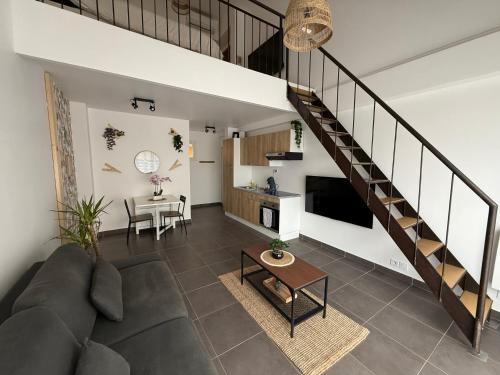 un salon avec un canapé et un escalier dans l'établissement Superbe F2 Duplex Cosy Zen proche Paris & Disneyland, à Neuilly-sur-Marne