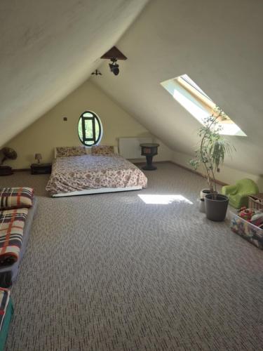 Una cama o camas en una habitación de Kohoutí hnízdo