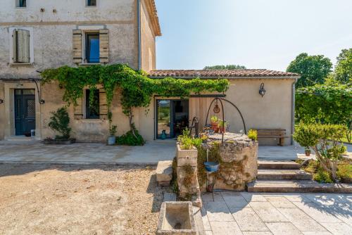 an old house with ivy on the front of it at Tilleul enchanté in Malaucène