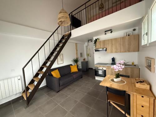 un salon avec un canapé et un escalier dans l'établissement Superbe F2 Duplex Proche Paris & Disneyland, à Neuilly-sur-Marne
