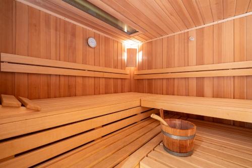 a wooden sauna with a bucket in the middle at Chalet Studen in Grindelwald