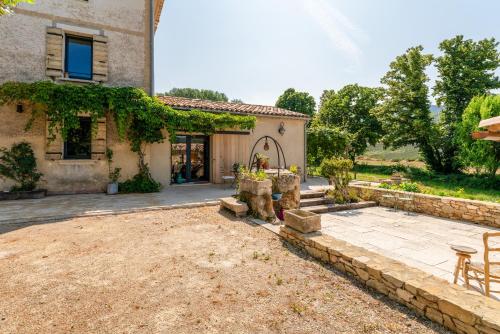 a house with a garden and a patio at Tilleul enchanté in Malaucène