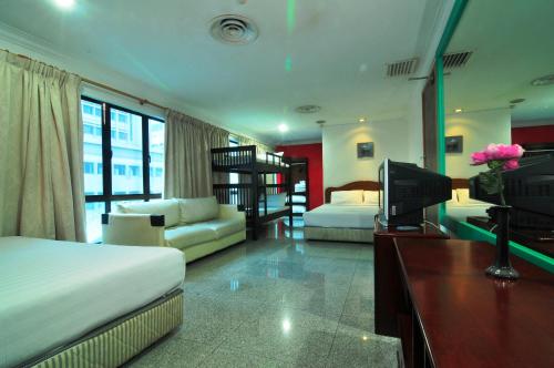 ein Hotelzimmer mit zwei Betten und einem Fernseher in der Unterkunft Hotel China Town 2 in Kuala Lumpur