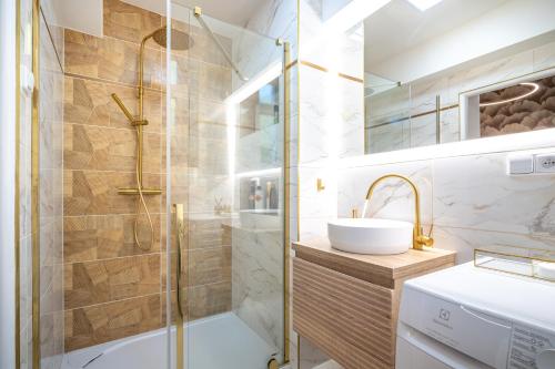 Baðherbergi á Luxury New Apt near the Colonnade with Parking & 4 min to the center - near the forest