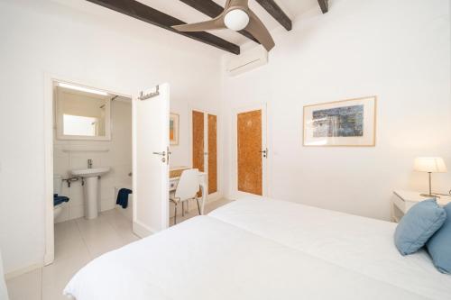 A bathroom at Casa Morant on the promenade MHM