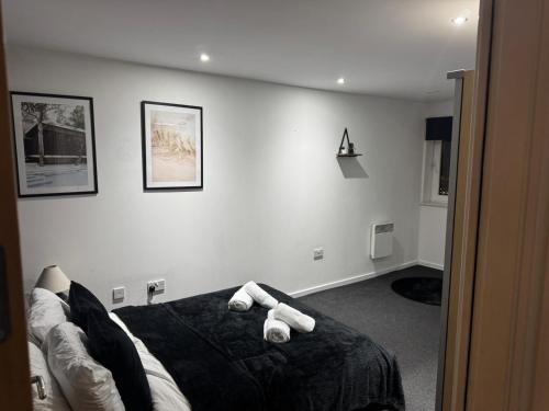 ein Schlafzimmer mit einem Bett mit weißen Handtüchern darauf in der Unterkunft Elegant TWO Bedroom Apartment Amazing Views Birmingham City Centre FREE Underground Parking in Birmingham
