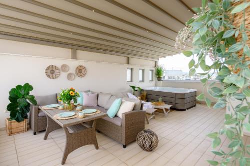 Sky Suite with View & Jacuzzi