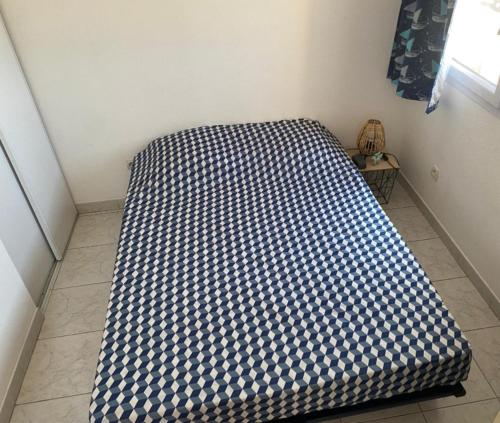 ein Bett auf einem gefliesten Boden in einem Zimmer in der Unterkunft comfort and breathtaking view in Frontignan