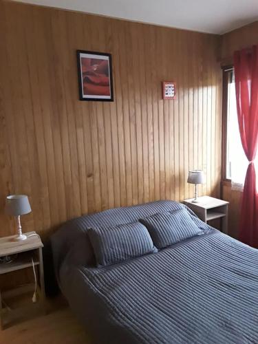 Rúm í herbergi á Ty-Bougnat