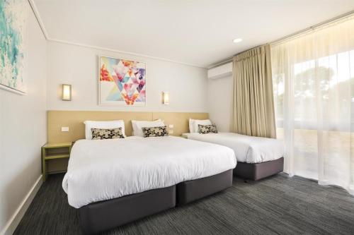 Nightcap at Coolaroo Hotelにあるベッド