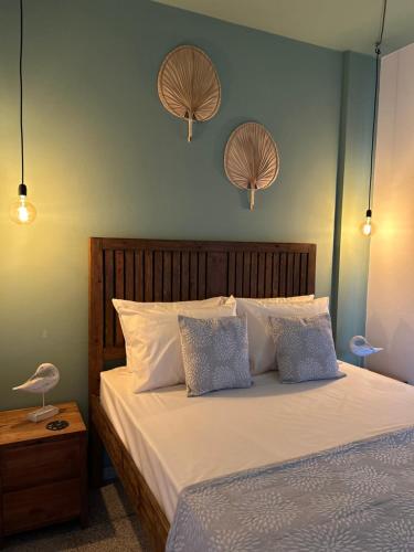 - une chambre avec un lit avec des draps blancs et 2 lampes dans l'établissement Olive Bloom, à Larnaka