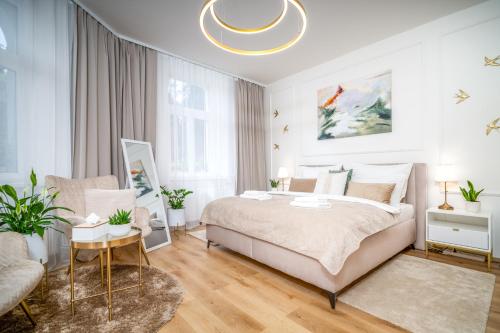 Rúm í herbergi á Luxury New Apt near the Colonnade with Parking & 4 min to the center - near the forest