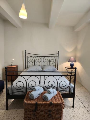 Postel nebo postele na pokoji v ubytování L'élégante Maison de Village Terrasse Tropézienne