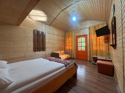 a bedroom with a large bed in a room at Luna de miere in Cinciş