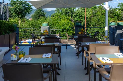 Ein Restaurant oder anderes Speiselokal in der Unterkunft Gioì Hotel Sorrento 