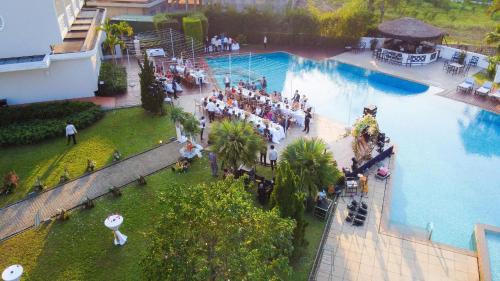 Kolam renang di atau dekat dengan Azerai La Residence, Hue