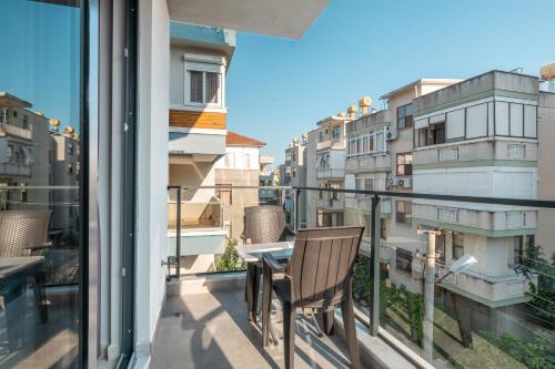 a balcony with a table and a view of buildings at Jasmin 6 in Alanya
