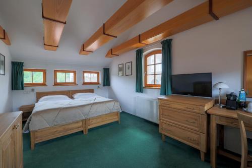 Postel nebo postele na pokoji v ubytování Hotel Mlýn