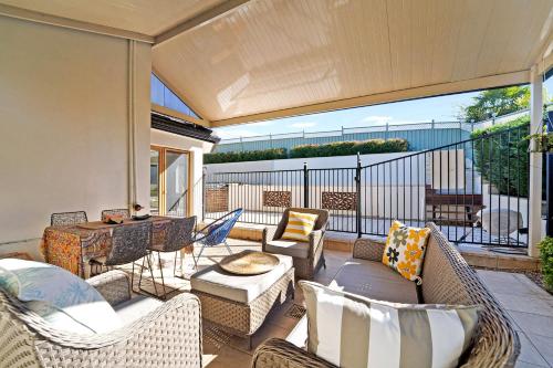 Aussie Escape Poolside Comfort and Relaxationにあるバルコニーまたはテラス