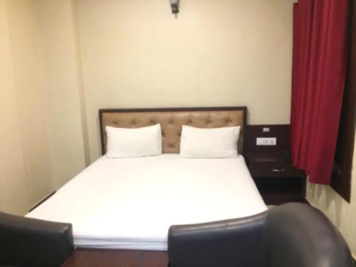 Postel nebo postele na pokoji v ubytování The Metropol Hotel Siwan Full AC OR NON AC ROOM