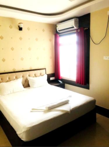 Postel nebo postele na pokoji v ubytování The Metropol Hotel Siwan Full AC OR NON AC ROOM