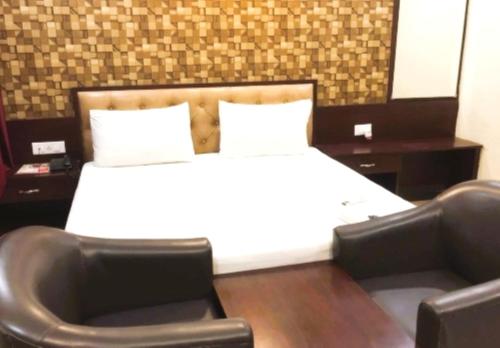 Postel nebo postele na pokoji v ubytování The Metropol Hotel Siwan Full AC OR NON AC ROOM
