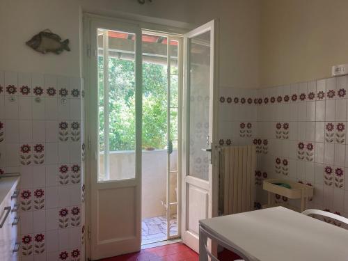 a bathroom with a door open to a patio at Villetta delle Acacie in Pisa