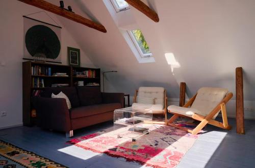 un soggiorno con un divano e un tavolo di vetro di Landhaus von 1836 im Naturpark Schlei a Twedt
