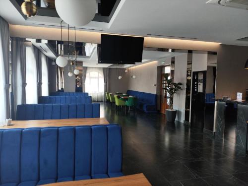 a meeting room with blue chairs and a table at Готель-ресторан Vertex in Tyachiv