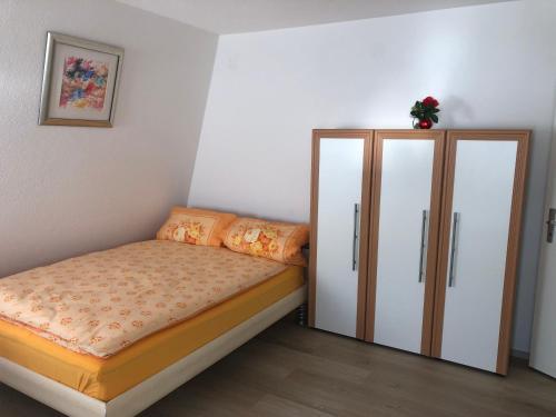 1 dormitorio con 1 cama y 2 armarios en Haus Dachsberg Todtmoos, en Todtmoos
