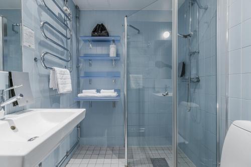 a bathroom with a glass shower and a sink at Ramundbergets Fjällgård in Ramundberget
